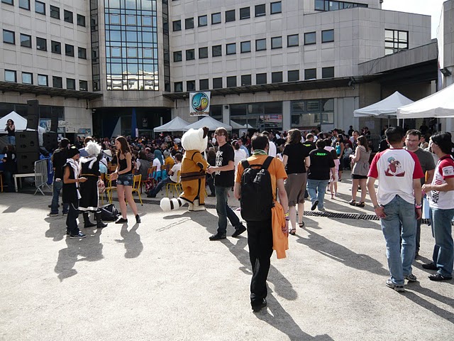 La cour intérieur de l'Epita avec les participants et quelques cosplayers